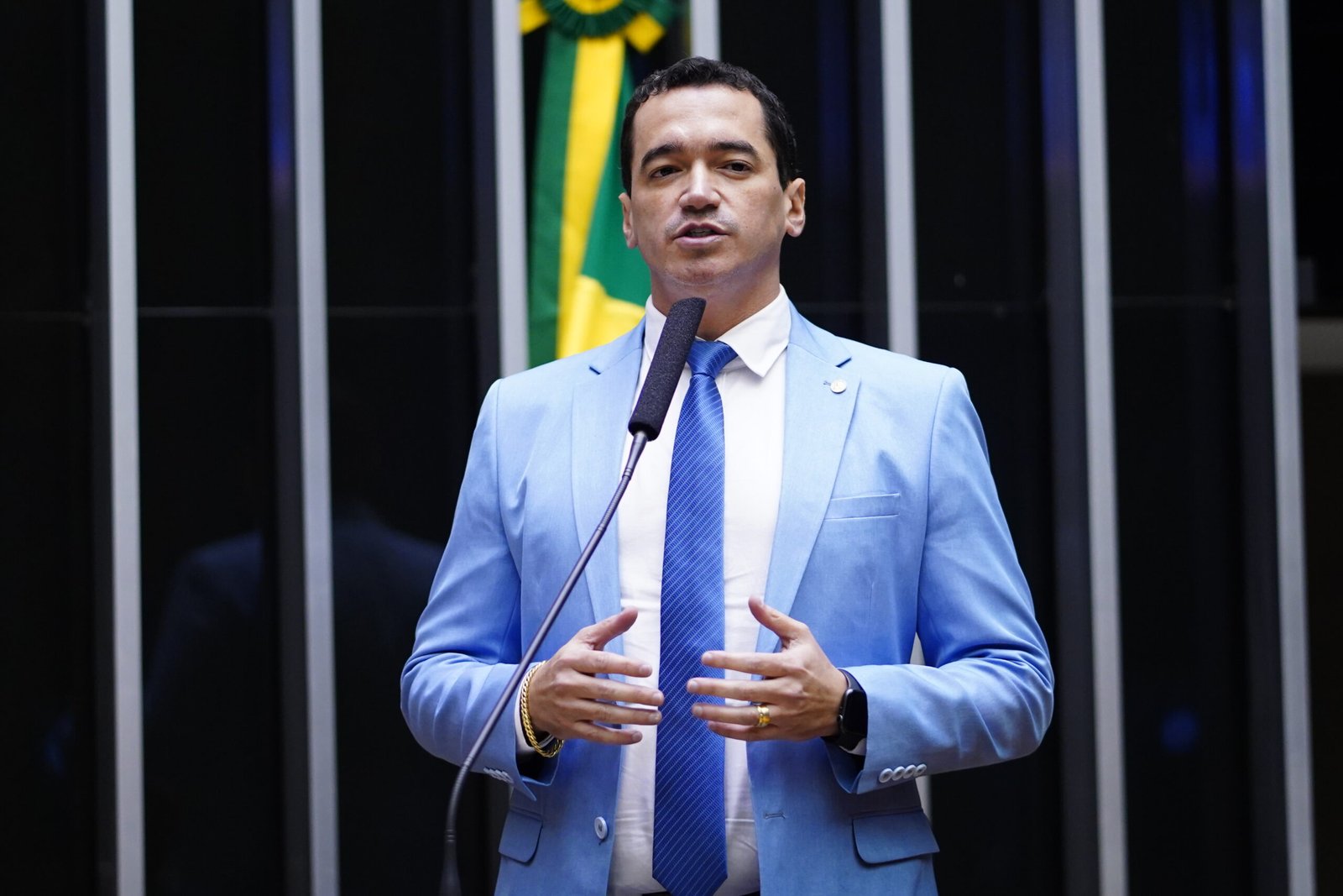 Deputado Alexandre Guimarães comemora aprovação de crédito especial para pagamento do Piso da Enfermagem pelo Congresso Nacional.